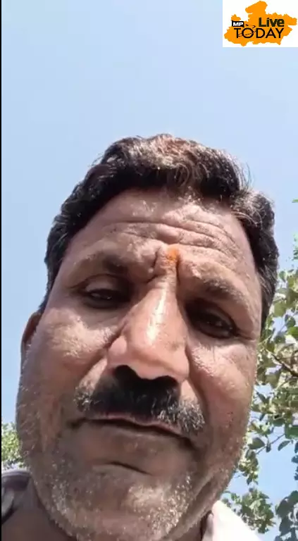 MP News: पटवारी प्रताड़ना से तंग आकर किसान वीडियो कॉलिंग कर किया सुसाइड  डीएम ने पटवारी को किया निलंबित | MP News: Tired of Patwari harassment,  farmer commits suicide by video ...