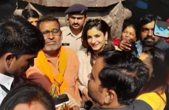 MP के भोजपुर शिव मंदिर बेटी राशा संग पहुंची फिल्म अभिनेत्री रवीना टंडन बेटी आने वाली फिल्म के लिए की | Film actress Raveena Tandon reached MP's Bhojpur Shiv Temple with daughter